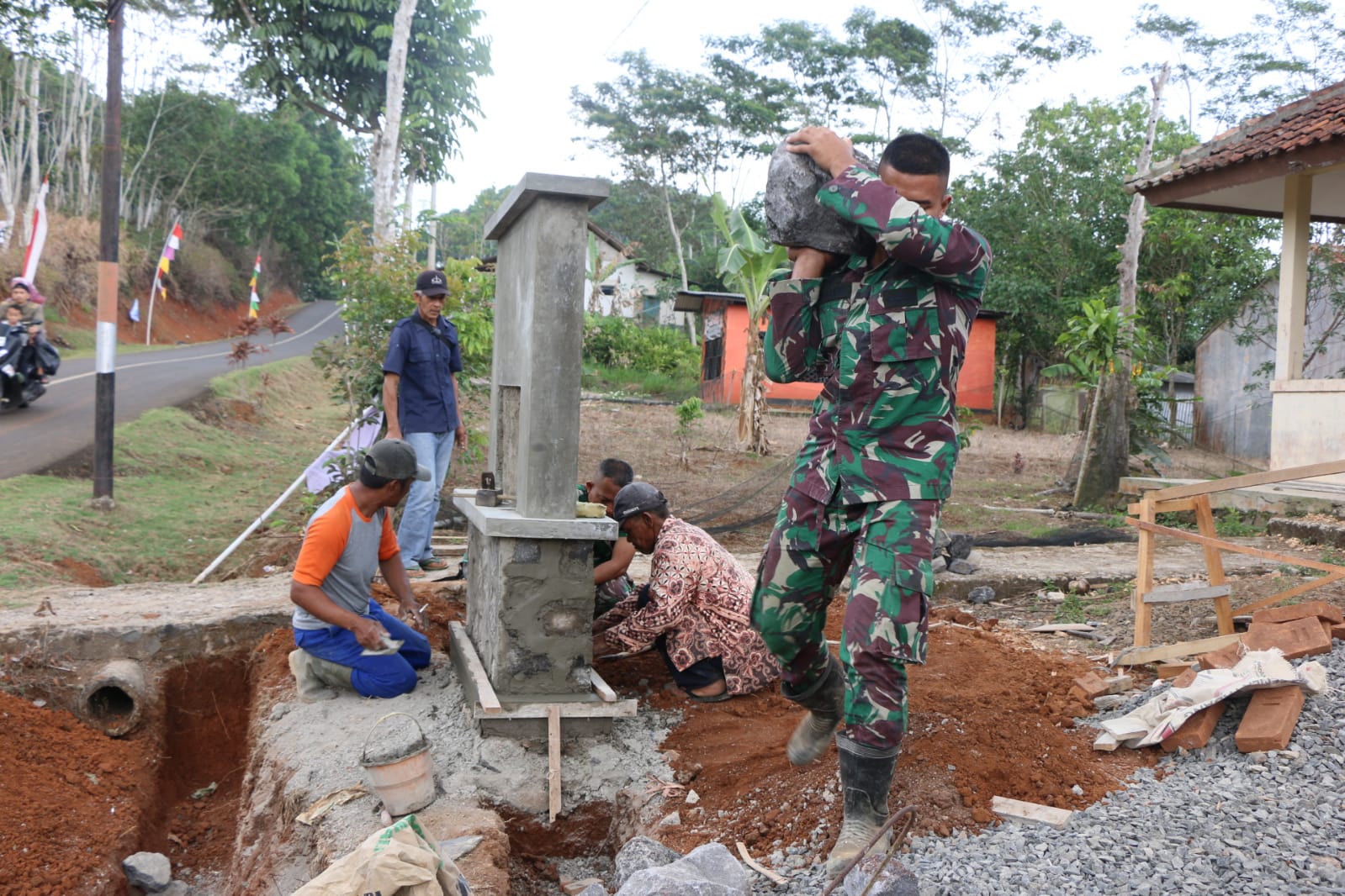 Pembuatan Mal Tugu Prasasti Tmmd Terlihat Di Kadupandak