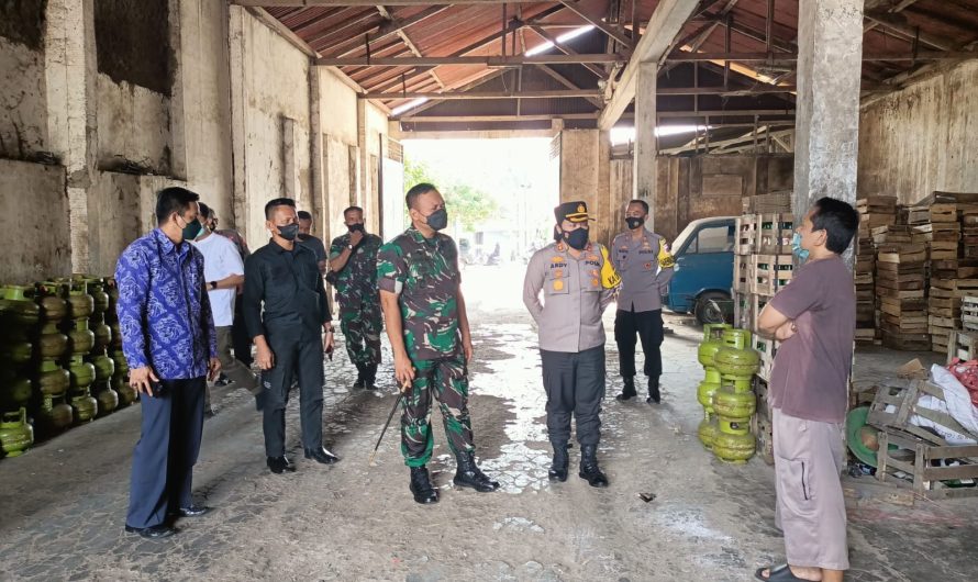 Dandim 0613 Ciamis M.I.Pol., bersama Kapolres Banjar  Pantau harga minyak goreng curah di wilayah Kota Banjar