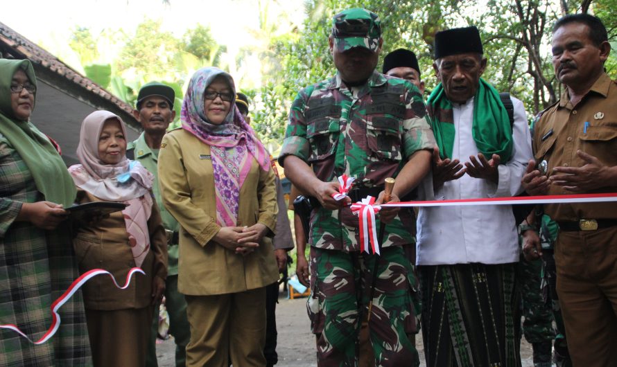 BentukÂ  hubungan persahabatan dan kebersamaan TNI dengan rakyat dengan Karya Bakti TNI