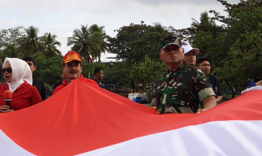 Bersama Forkopimda Damdim bentangkan kain merah putih sepanjang 1000 meter di Pantai Barat Pangandaran.