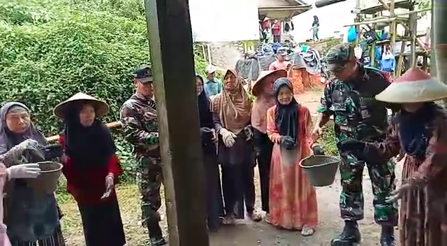 Pengabdian TNI Untuk Rakyat,Koramil 1304/Panumbangan Kodim 0613/Ciamis Laksanakan Karya Bakti