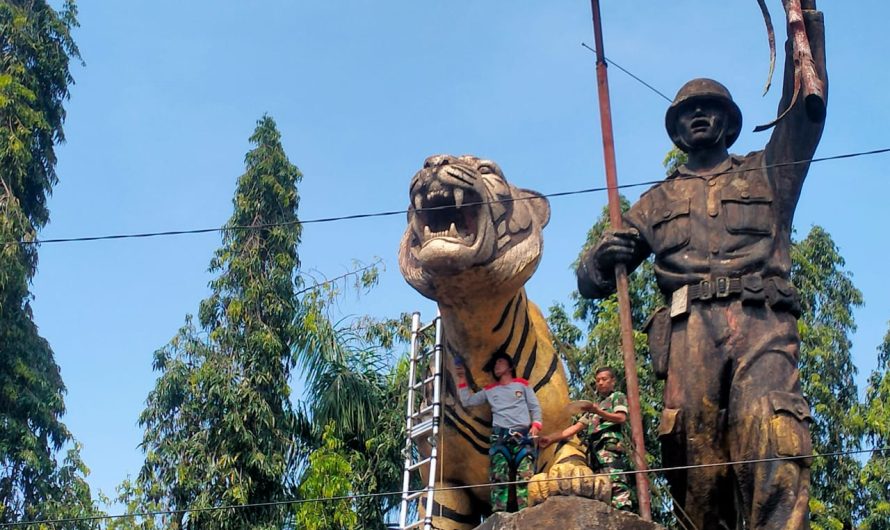 Danramil 13/Banjar Pimpin Pengecatan Tugu Maung Siliwangi