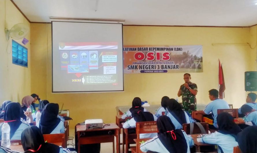 Anggota Koramil 1318/Langensari Memberikan Pelatihan Dasar Kepemimpinan Siswa-Siswi SMKN 3 Banjar