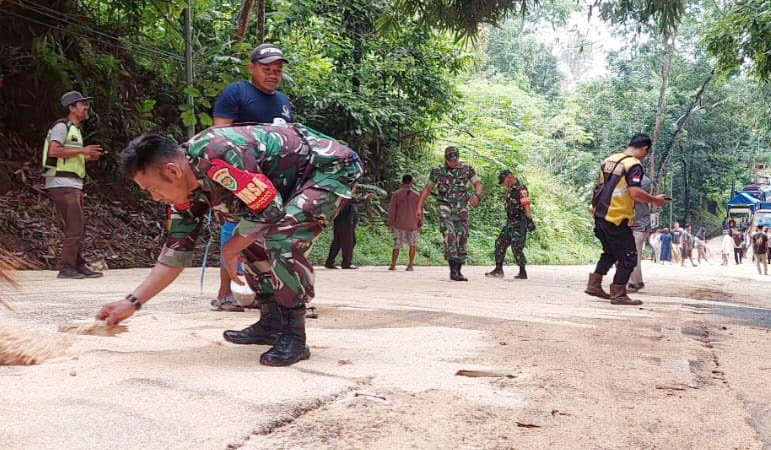 Peduli Keselamatan pengguna Jalan Koramil Cipaku Bersihkan Tumpahan Minyak di Tanjakan Tilu