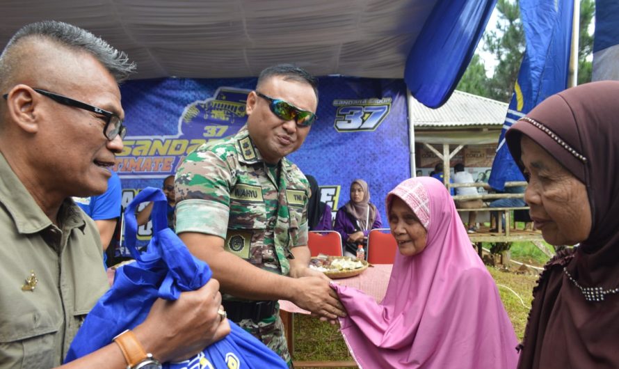 Dandim Ciamis Serahkan Bantuan Sosial Secara Langsung Ke Warga Darmacaang