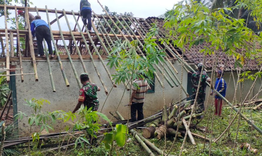 Gerak Cepat Koramil 1308/Cipaku Kerja Bakti Perbaiki rumah warga tertimpa pohon