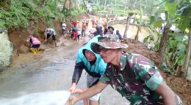 Danramil Cipaku Pimpin Karya Bakti Pelebaran jalan Dusun Urug