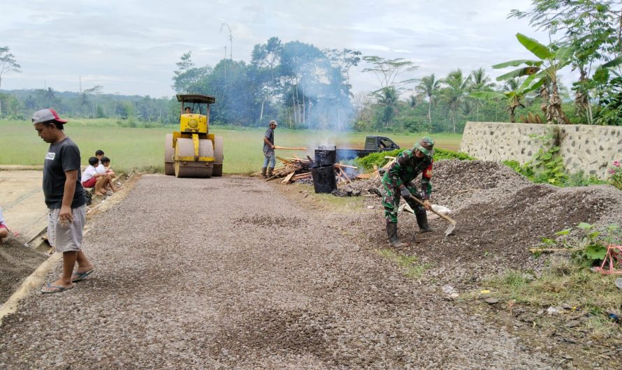 Babinsa Koramil 1311 Rajadesa bersama Warga Kerja Bakti Pengaspalan Jalan