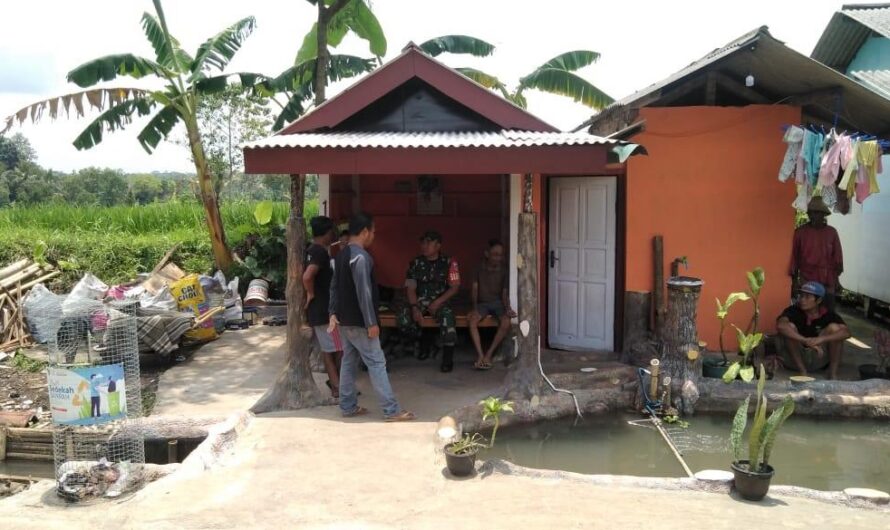 Serma Irfan Johan  Komunikasi Sosial (Komsos) bersama Kelompok Tani didusun Cikaret