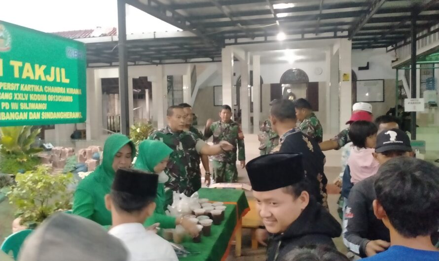 Bersama Persit Ranting 05 Anngota Koramil 1304 Panumbangan Bagi bagi Takjil