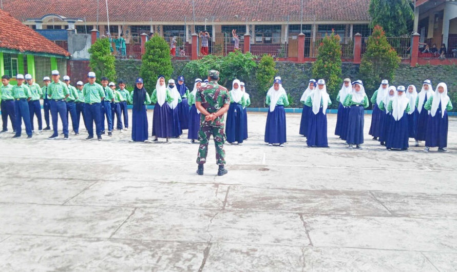 Tumbuhkan Rasa Kekompakan dan Disiplin, Babinsa Latih PBB Siswa SMPN 1 Atap Cipaku