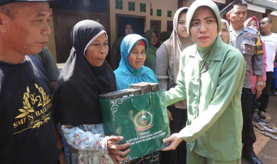 Persit KCK Cabang XXIV Kodim 0613/Ciamis dan Bhayangkari Cabang Ciamis Bansos di Lokasi Pergeseran Tanah Desa Saguling