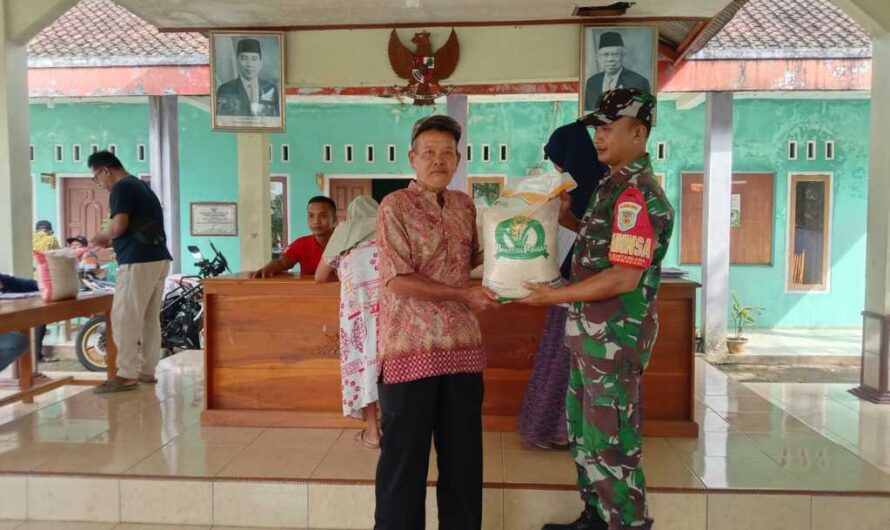Babinsa Kodim Ciamis Monitoring Penyaluran Bansos dari Badan Ketahanan Pangan Nasional Tahap ll