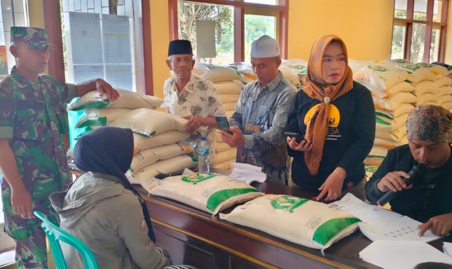 Babinsa Bahara Monitoring Bantuan Sosial Beras di Wilayah Binaan
