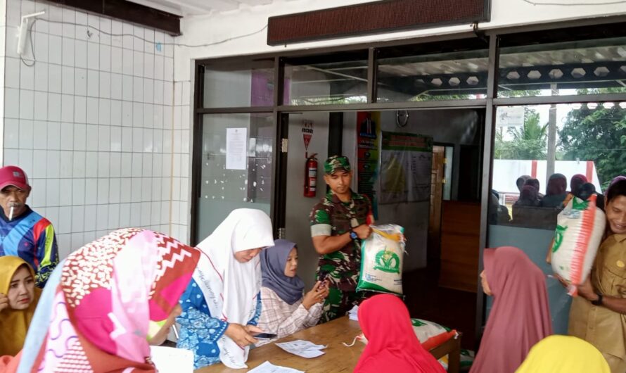 Babinsa Karangpari Berikan Pendampingan Penyaluran Bansos Sembako Warga Binaan