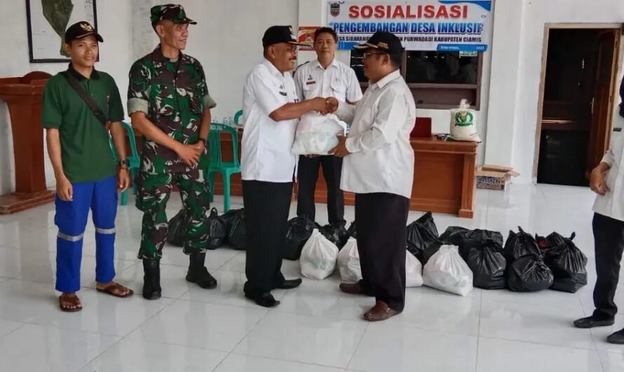 Babinsa Koramil 1315/Lakbok bantu proses kegiatan penyaluran bantuan sosial bersama Camat Purwadadi