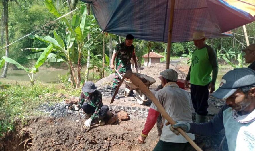 Bersama Warga Babinsa koramil 1312 Cisaga Perbaiki Jembatan