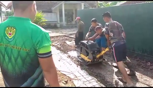 Anggota Koramil 1304/Panumbangan,Kerja Bakti Pengecoran Halaman Masjid diDesa Tanjungmulya