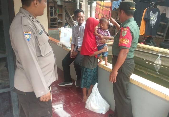Peduli Stunting Babinsa,Lurah bersama Bhabinkamtibmas Purwaharja Salurkan Sembako untuk Anak Stunting