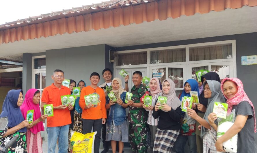 Tingkatkan ketahanan pangan Nasional, Babinsa kelurahan Purwaharja serahkan bantuan bibit cabe ,terong,cosin,kangkung dan tomat