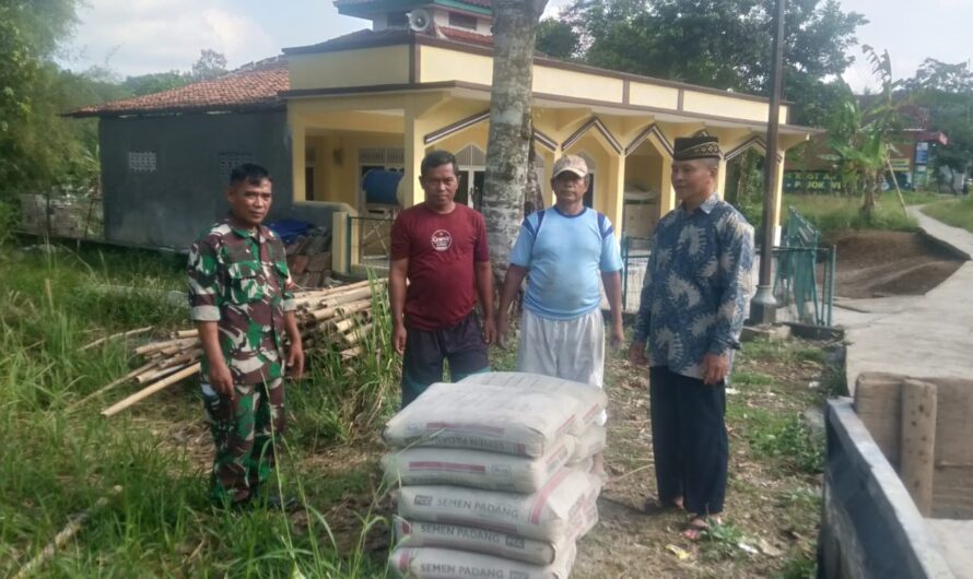 Danpos Ramil Bersama Babinsa Kel Purwaharja Beri Bantuan Material Ke Masjid