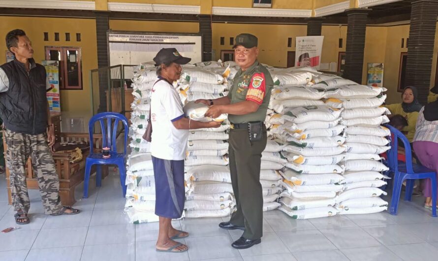 Babinsa Koramil 1317/Banjarsari, Turut serta Serahkan Bansos kepada Masayarakat