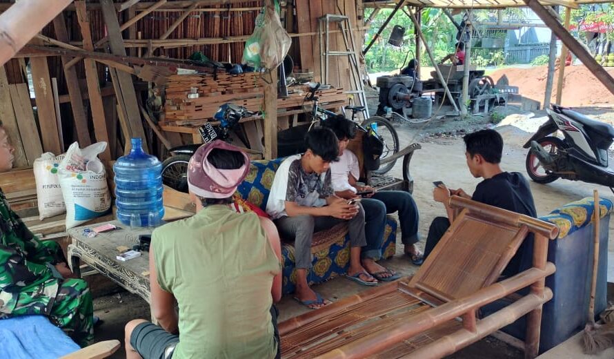 Babinsa Rajadesa Laksanakan Komsos Dengan Pemuda Di Wilayah Binaan