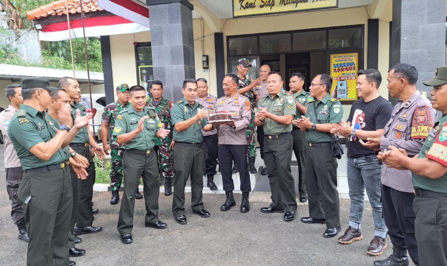 Danramil Jajaran Kodim 0613/Ciamis dan anggota beri kejutan Ke seluruh Polsek jajaran Polres Ciamis dan Polres Kota Banjar