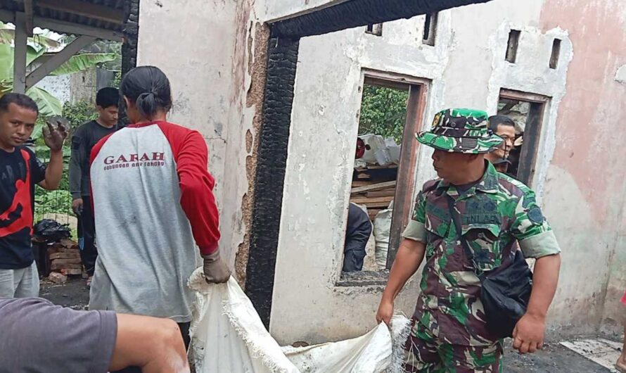 Danramil 1302 Cikgoneng Pimpin Kerja Bakti Bersihkan Puing Rumah Pasca Kebakaran