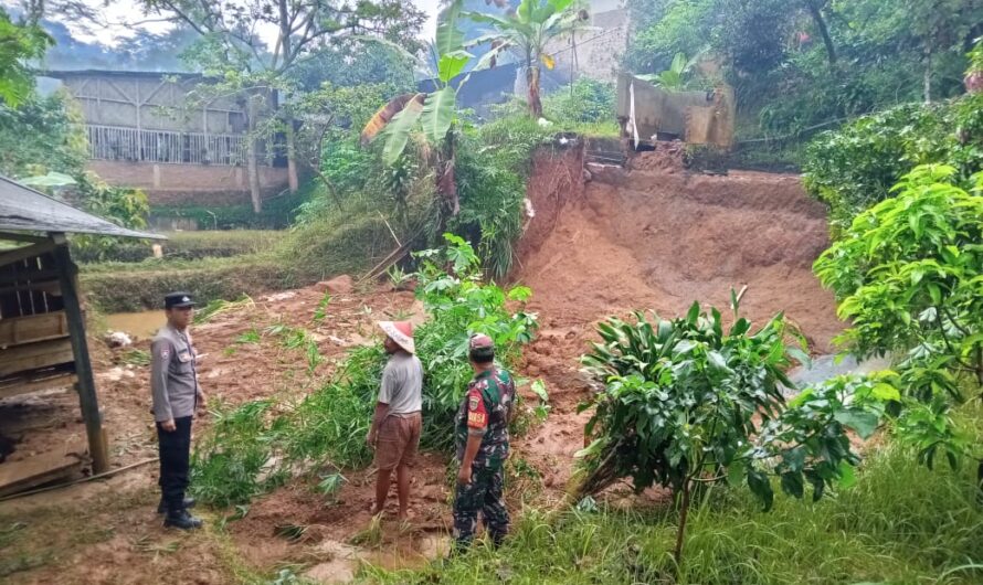Babinsa Koramil 1308 Bersama Bhabinkamtibmas Polsek Cipaku Tinjau Lokasi Tanah Longsor