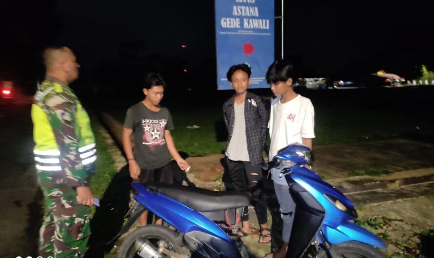 Tak Kenal Lelah, Di Malam Hari Babinsa Koramil 1307/Kawali Laksanakan Patroli Cegah Balapan Liar