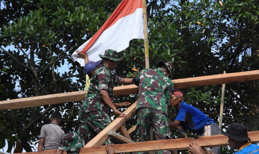 Anggota kodim Ciamis Goro naikan kerangka atap rumah Veteran