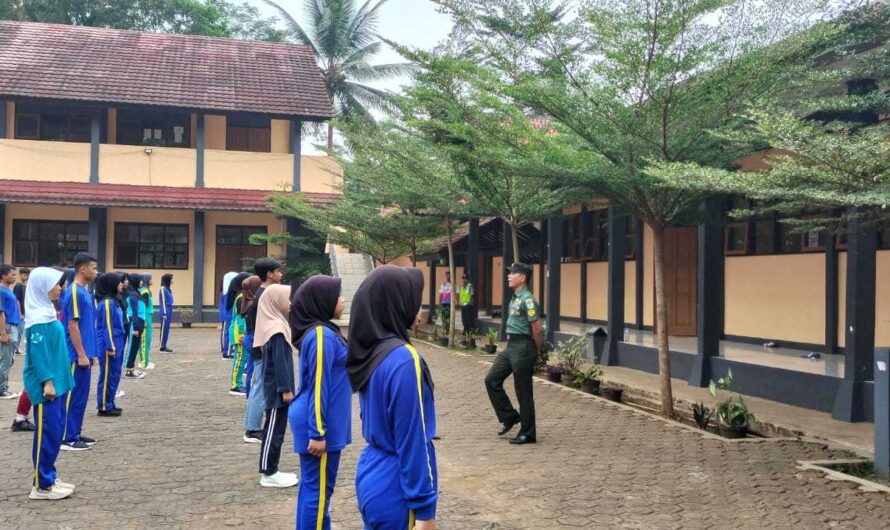 Babinsa Kodim 0613 Ciamis Latih Paskibraka di SMAN 1 Sukadana