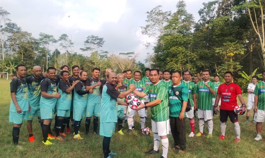 PS Kodim 0613/Ciamis Melaksanakan Komsos Kreatif Dengan Bermain Sepak Bola