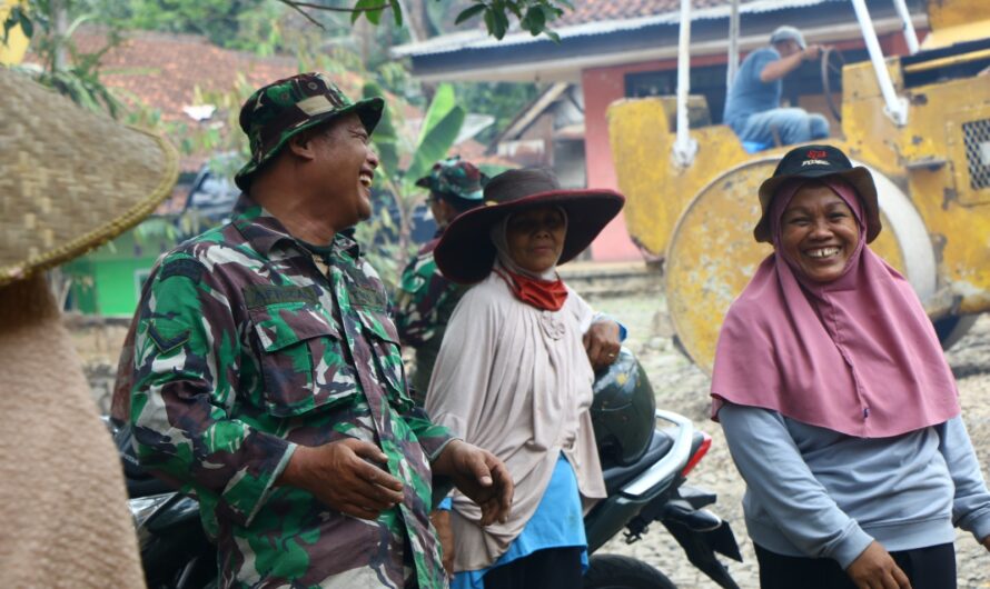 Senyum Lebar Babinsa Menghibur Masyarakat Saat Kegiatan Pengaspalan Jalan TMMD ke-118 di Desa Kadupandak, Kabupaten Ciamis