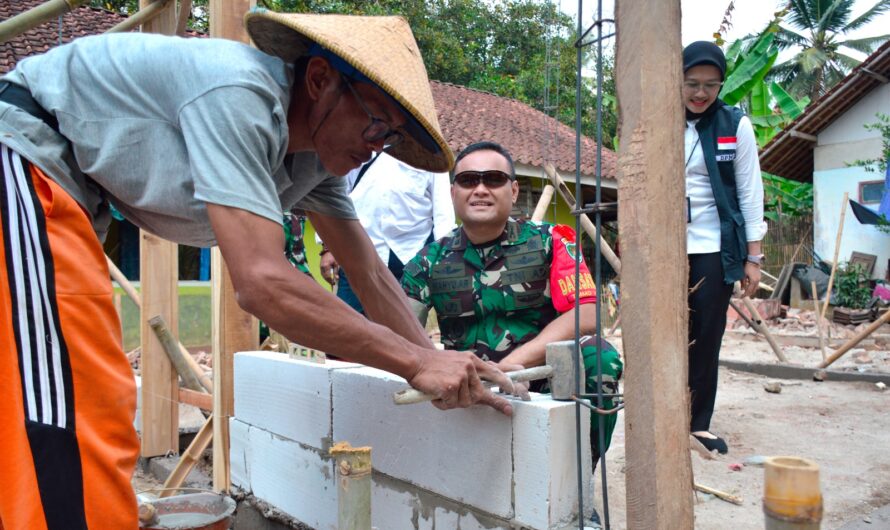 Dansatgas TMMD 118 Kodim Ciamis Turut serta pemasangan batu RUTILAHU