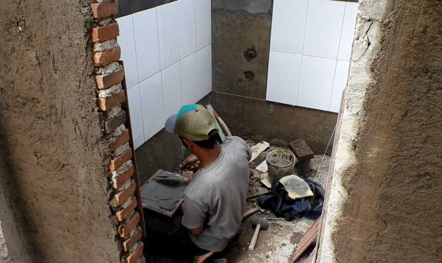 Bersama Warga, Satgas Pra TMMD Percepat Pekerjaan Plesteran Dinding MCK dan Pemasangan Keramik Bagian Dalam