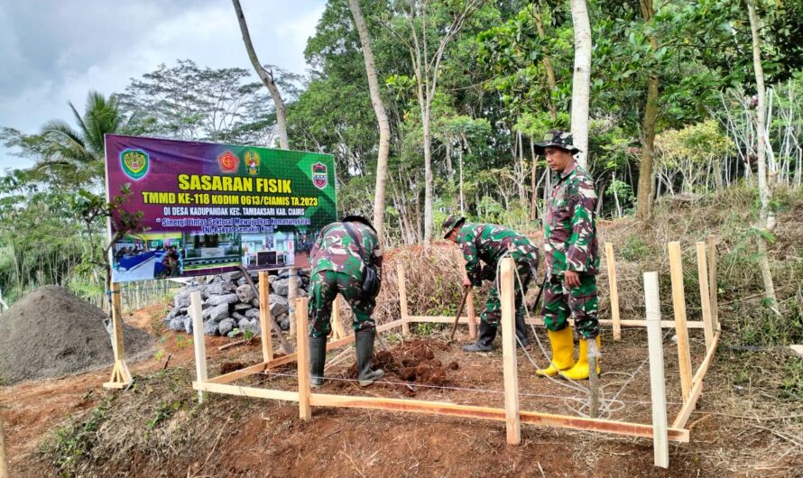 Anggota Satgas TMMD 118 Kodim Ciamis Mulai Membangun Pondasi Toren Air di Sumur Bor