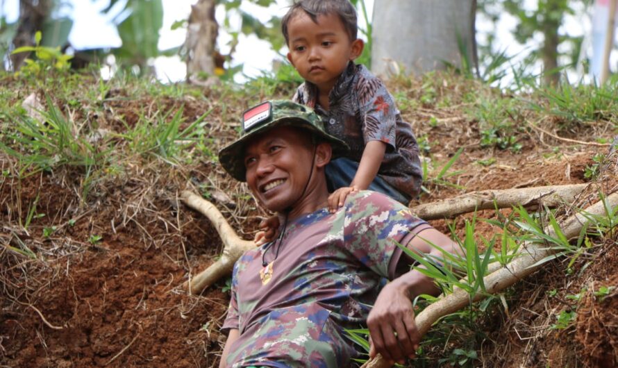 Kedekatan Anak Anak Desa Kadupandak Dengan Anggota Satgas TMMD Ke 118 TA 2023 Kodim 0613/Ciamis