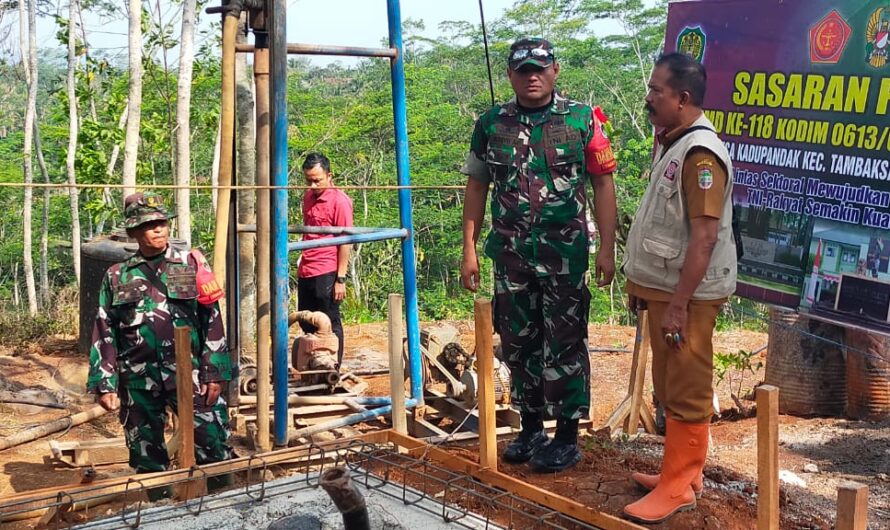 Dansatgas TMMD 118,Tinjau Progres Pembuatan Sumur Bor diKadupandak