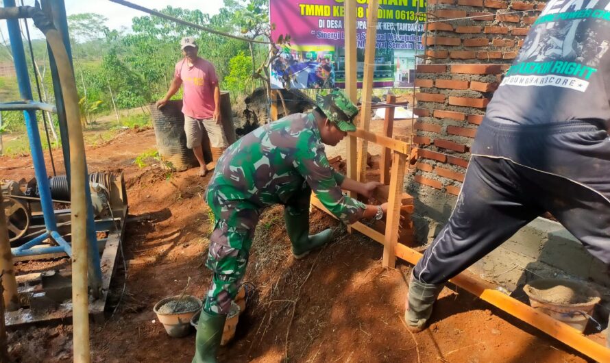 Kebersamaan Satgas TMMD 118 dan Warga dalam Pemasangan Batu Rumah Panel Sumur Bor