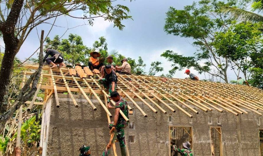 Anggota Satgas TMMD-118,ajak warga pemasangan kusuk dan reng RUTILAHU