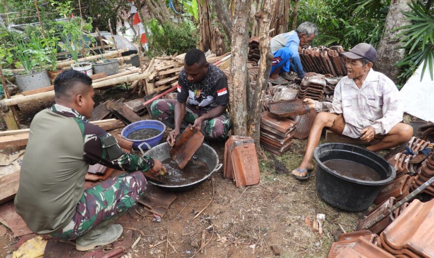 TNI dan Warga Saling Bahu-membahu dalam Momen Kebahagiaan saat Mencuci Genteng di TMMD 118