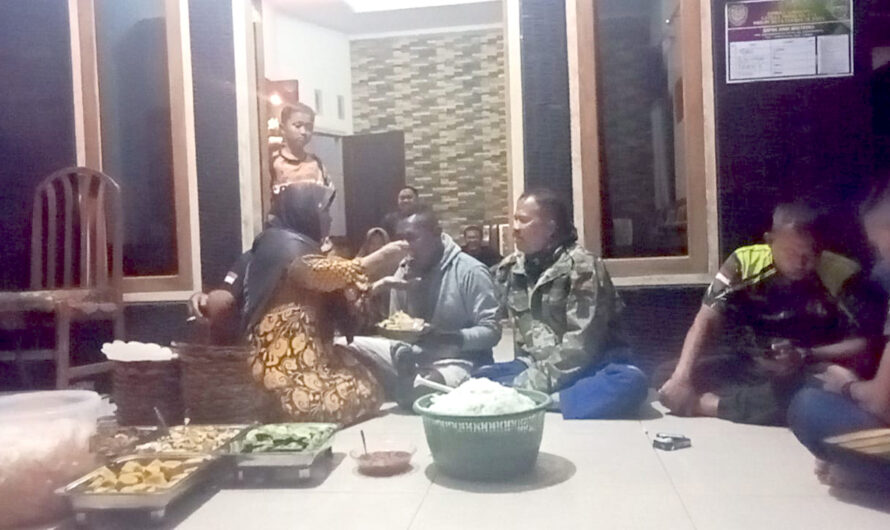 Anggota Satgas TMMD 118 dari Yonif RaiderÂ  301/PKS Berbagi Makan Malam, Hangat dengan Kepala Desa