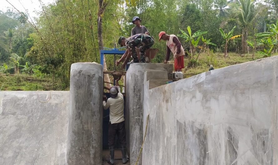 Tingkatkan kualitas irigasi, anggota Satgas Tmmd 118 bersama Warga Pasang pintu Air