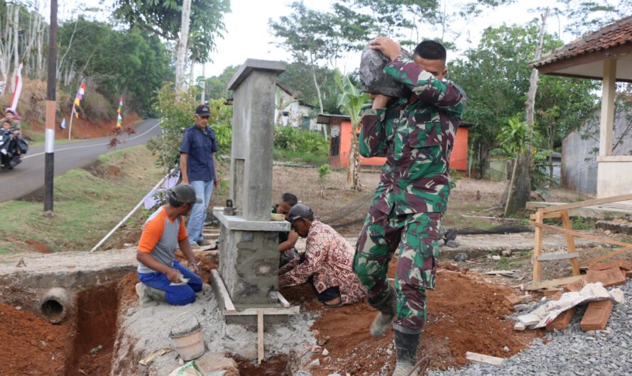 Pembuatan Mal Tugu Prasasti TMMD 118 terlihat di Kadupandak
