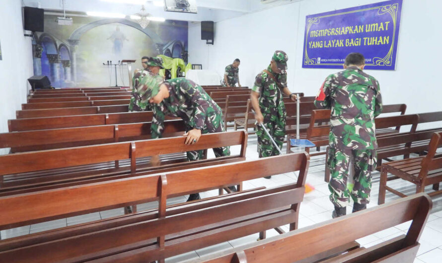Puluhan anggota Koramil 1313/Banjar, Goro bersihkan area sekitar Gereja Pantekosta