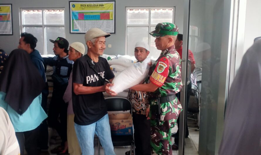 Babinsa Rajadesa Monitoring penyaluran Bansos di wilayah Binaan