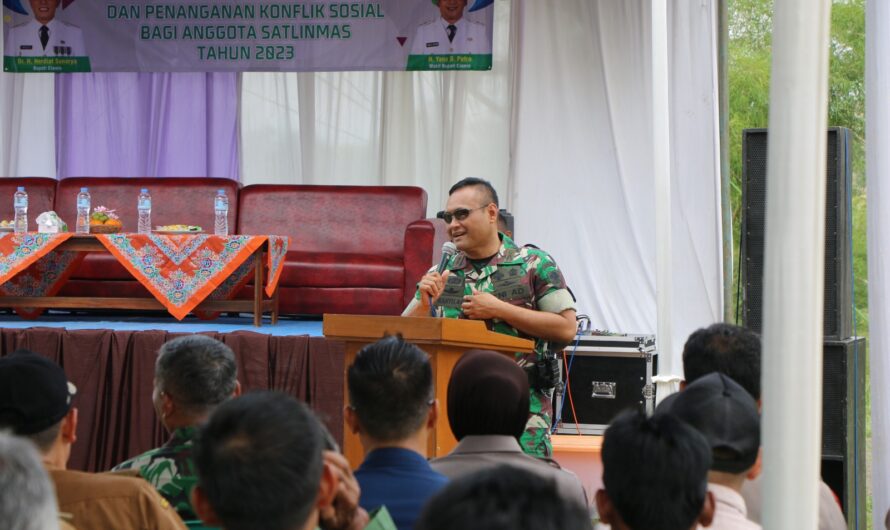 Dandim 0613 Ciamis memberikan materi Bela Negara dan sistem pengamananÂ Wilayah kepada anggota Satlinmas Rajadesa Kab.  Ciamis