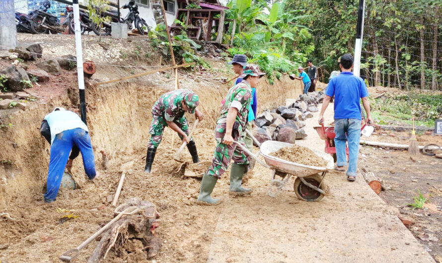 Kerja bakti pembuatan tanggul penahan tanah Anggota Koramil 1317 Banjarsari bersama Warga